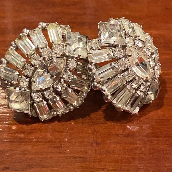 Unsigned Weiss  Clear Crystal Earrings. Silver Tone. Clip Backs. - Picture 3 of 15